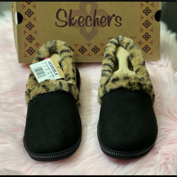 New Skechers Women's Cozy Campfire-Frisky Gal-Microfiber Slipper with Faux Fur - Picture 6 of 7